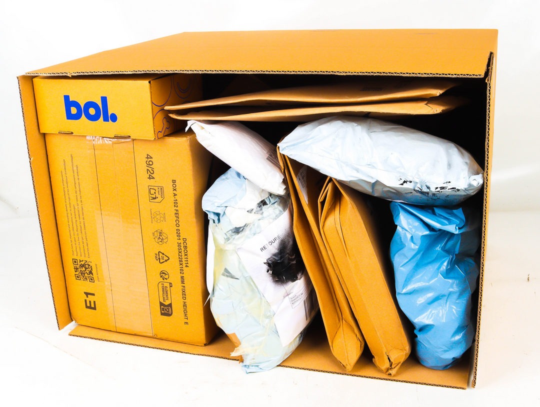 XL Doos met Ongeopende Postpakketten