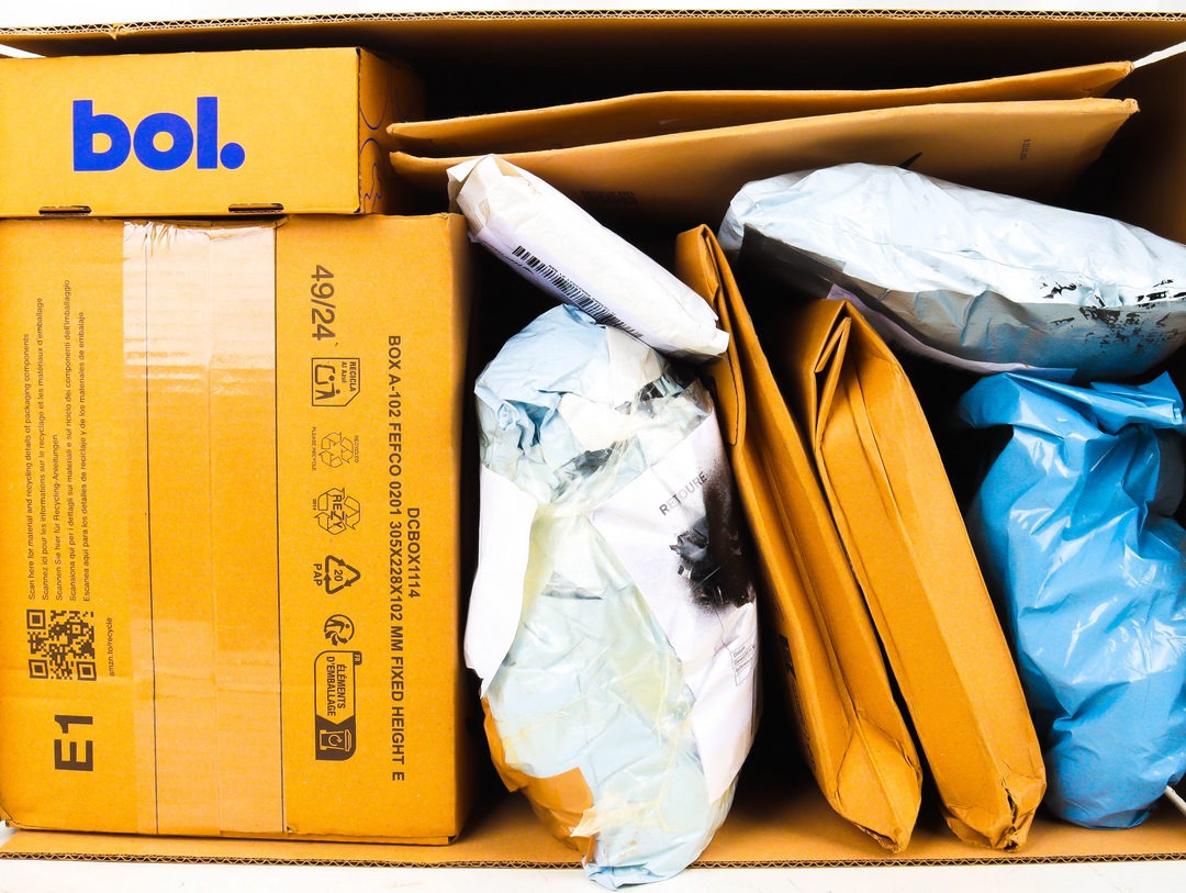 XL Doos met Ongeopende Postpakketten