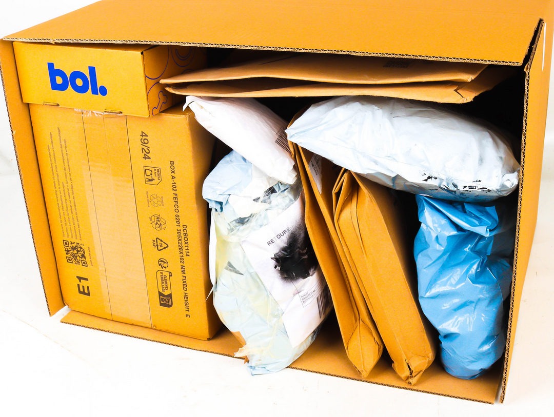 XL Doos met Ongeopende Postpakketten