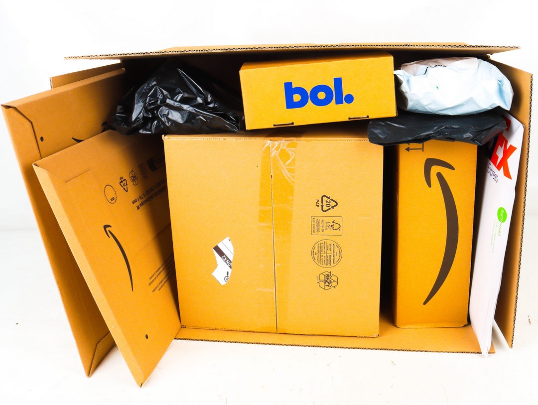 XL Doos met Ongeopende Postpakketten