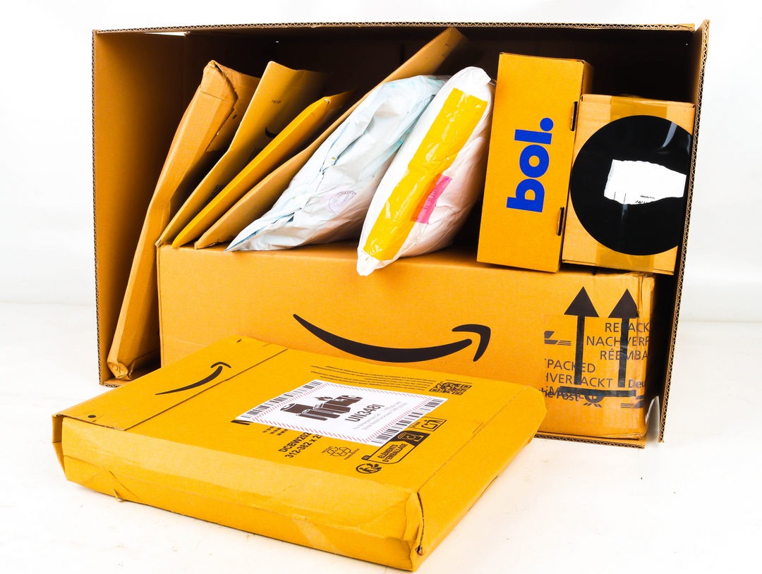 XL Doos met Ongeopende Postpakketten