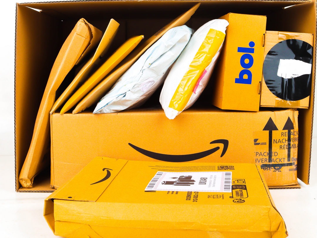 XL Doos met Ongeopende Postpakketten