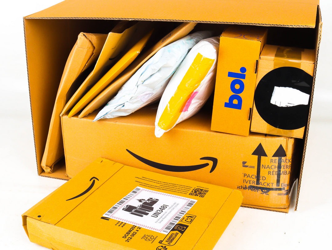 XL Doos met Ongeopende Postpakketten