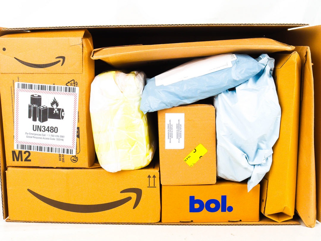 XL Doos met Ongeopende Postpakketten