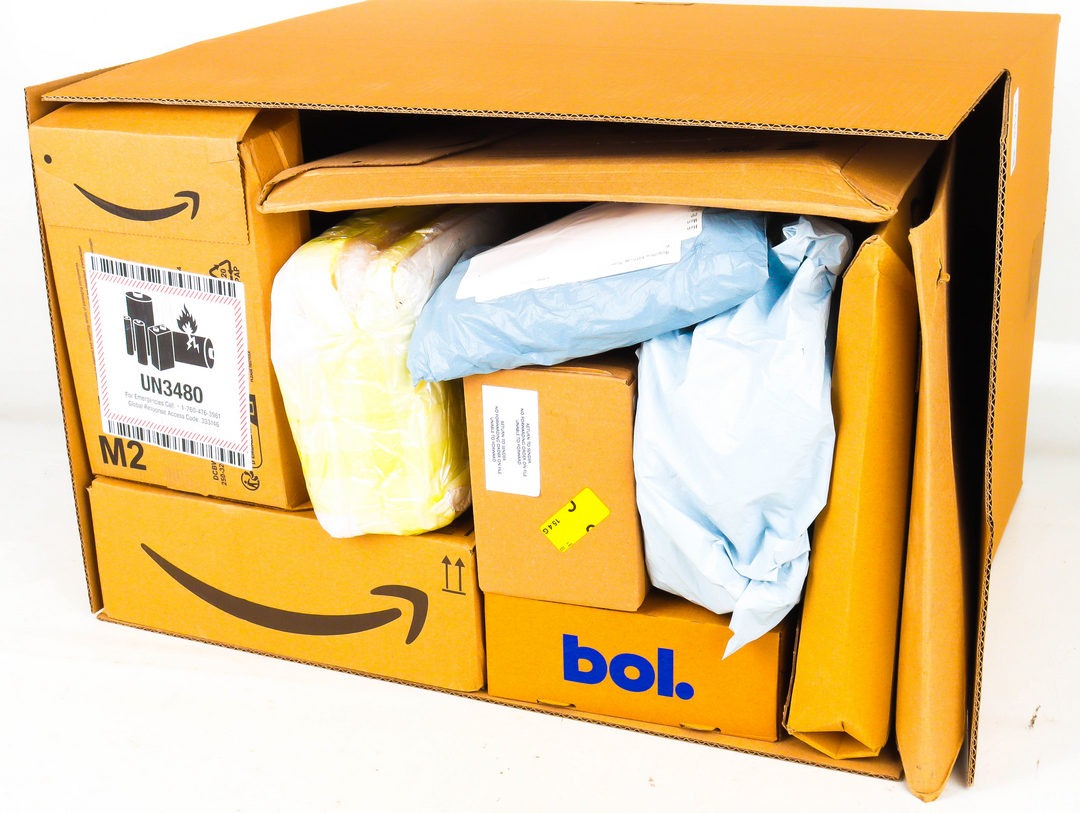 XL Doos met Ongeopende Postpakketten