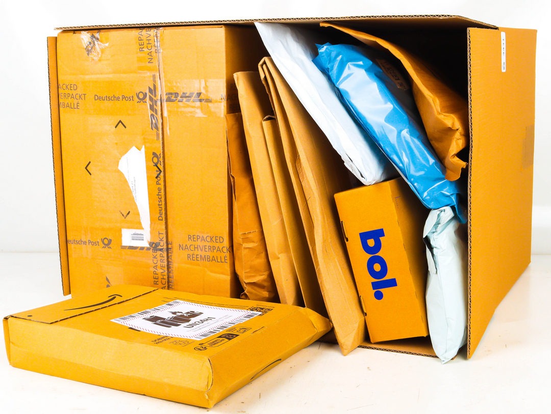 XL Doos met Ongeopende Postpakketten