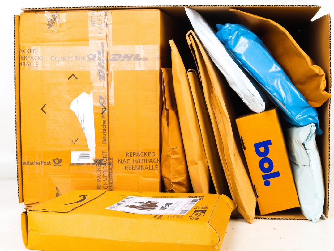 XL Doos met Ongeopende Postpakketten