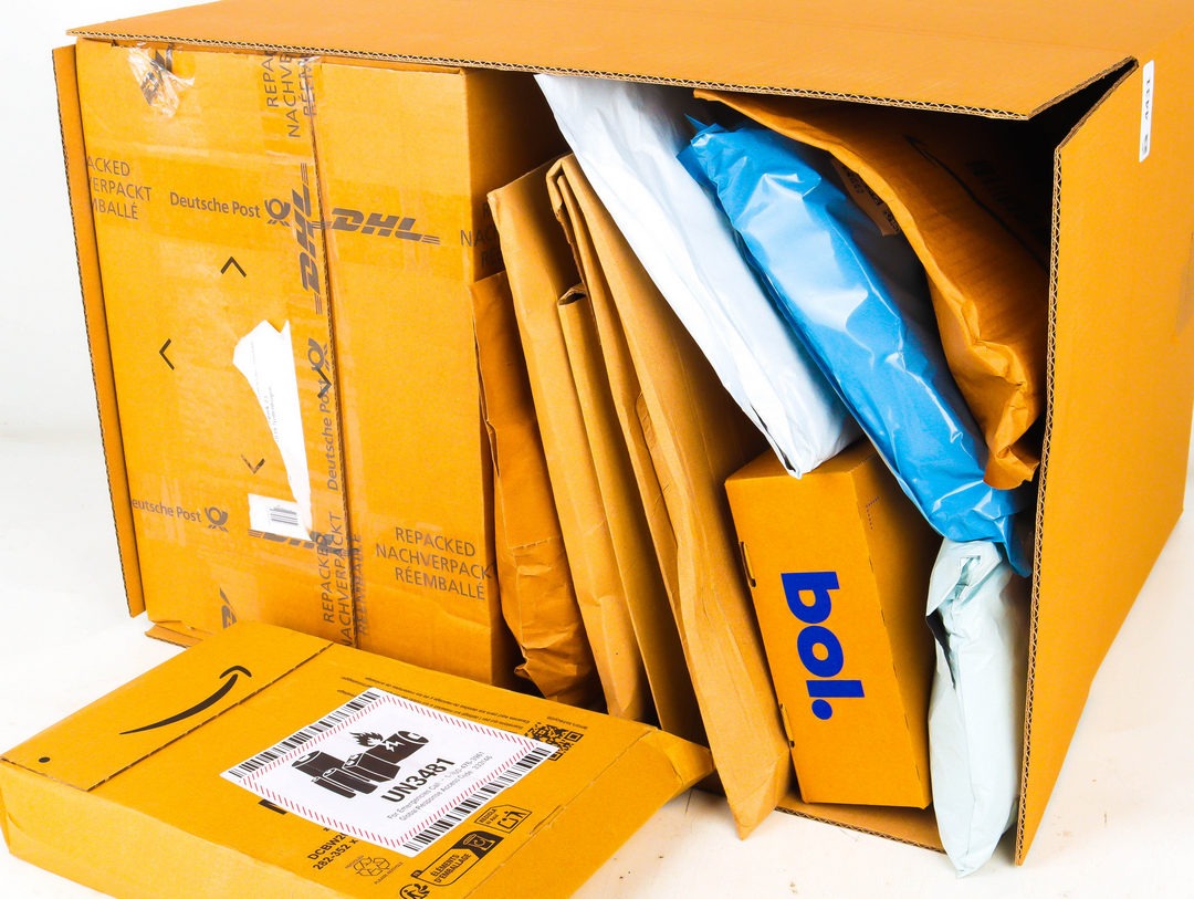 XL Doos met Ongeopende Postpakketten