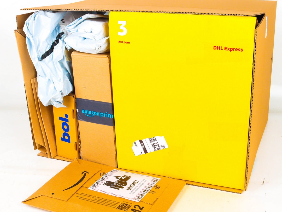 XL Doos met Ongeopende Postpakketten