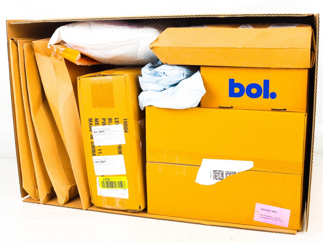 XL Doos met Ongeopende Postpakketten