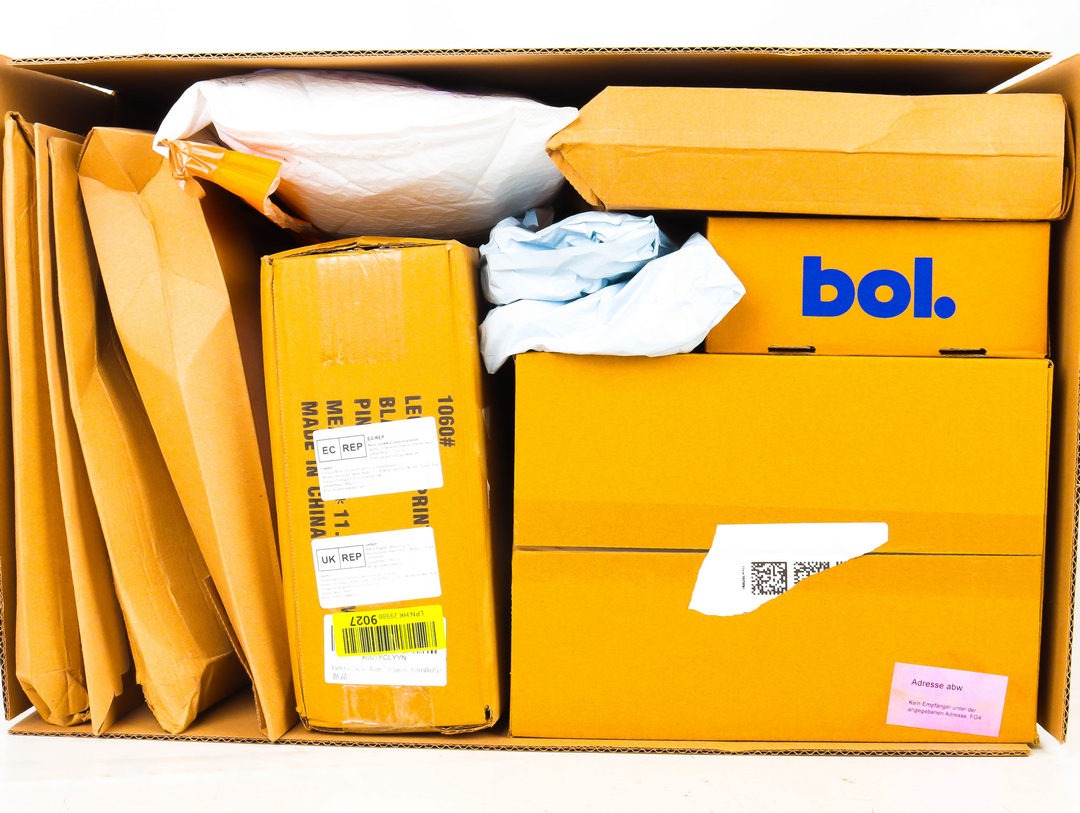 XL Doos met Ongeopende Postpakketten