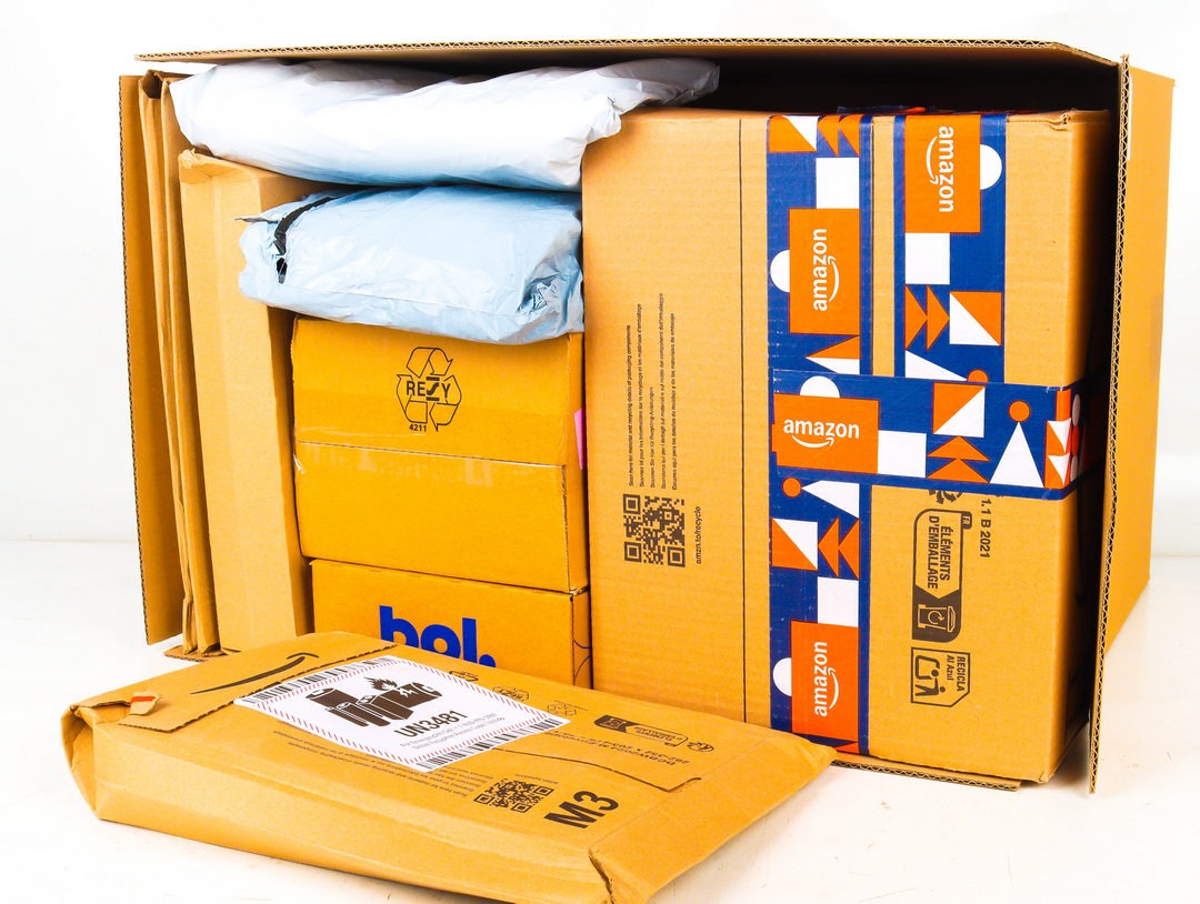 XL Doos met Ongeopende Postpakketten