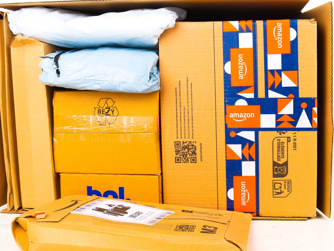 XL Doos met Ongeopende Postpakketten