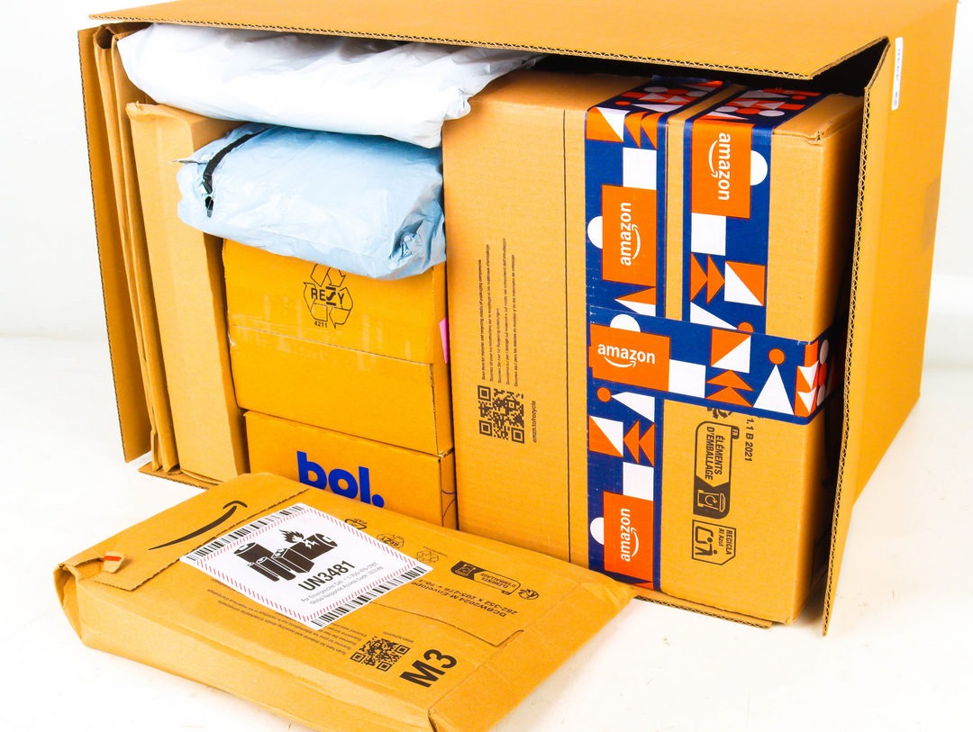 XL Doos met Ongeopende Postpakketten