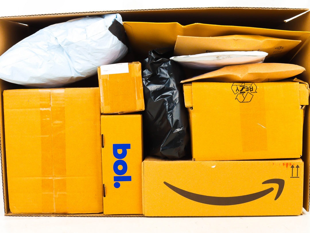 XL Doos met Ongeopende Postpakketten