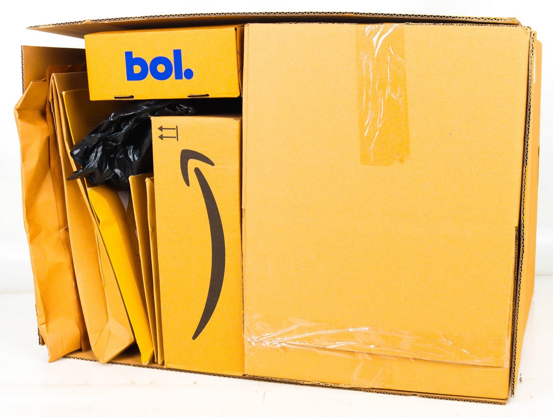 XL Doos met Ongeopende Postpakketten