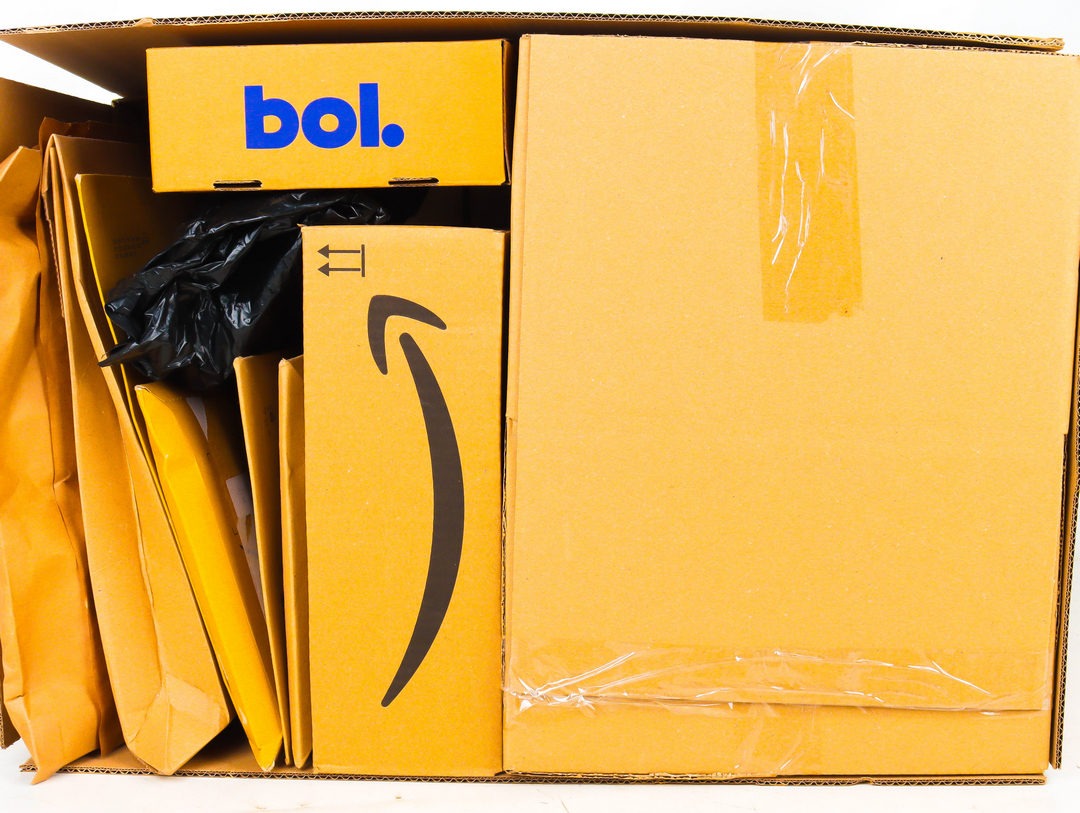 XL Doos met Ongeopende Postpakketten