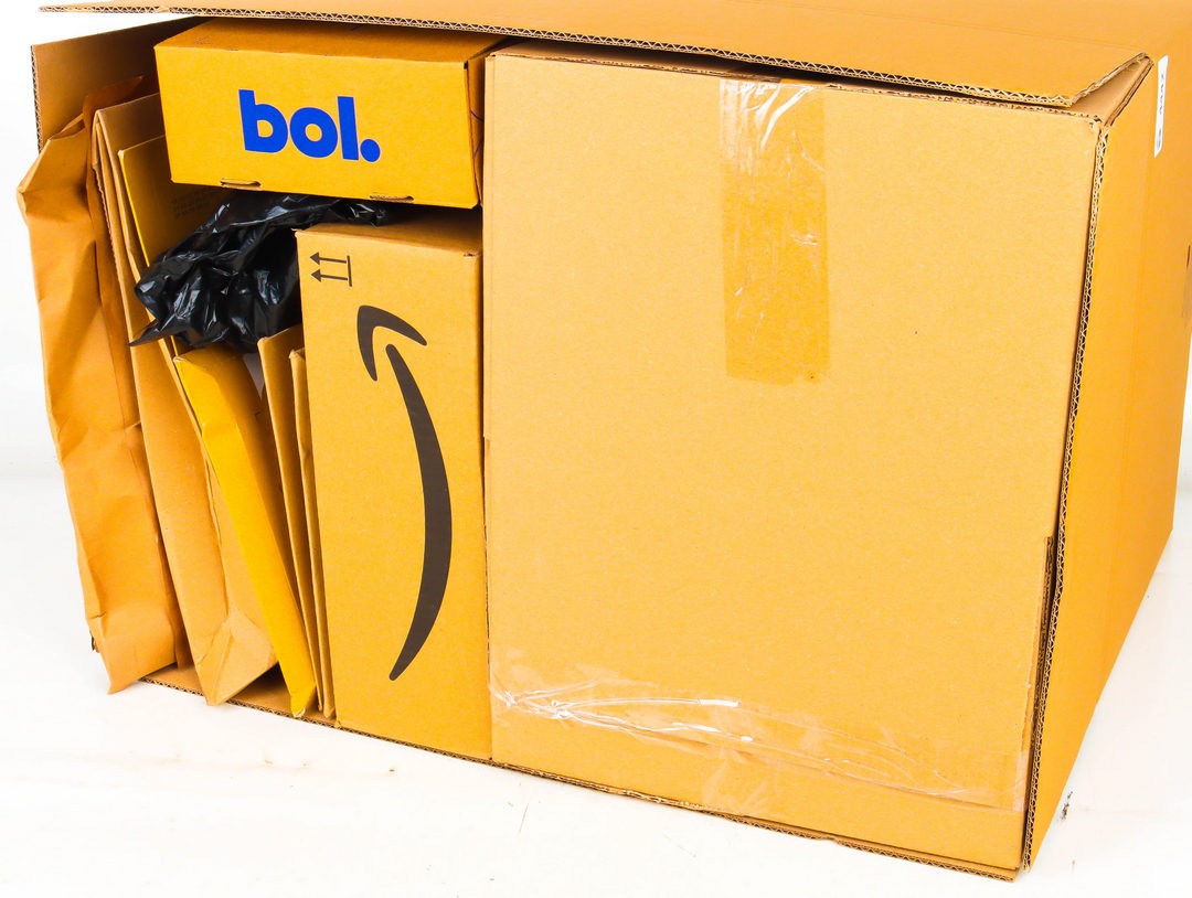 XL Doos met Ongeopende Postpakketten