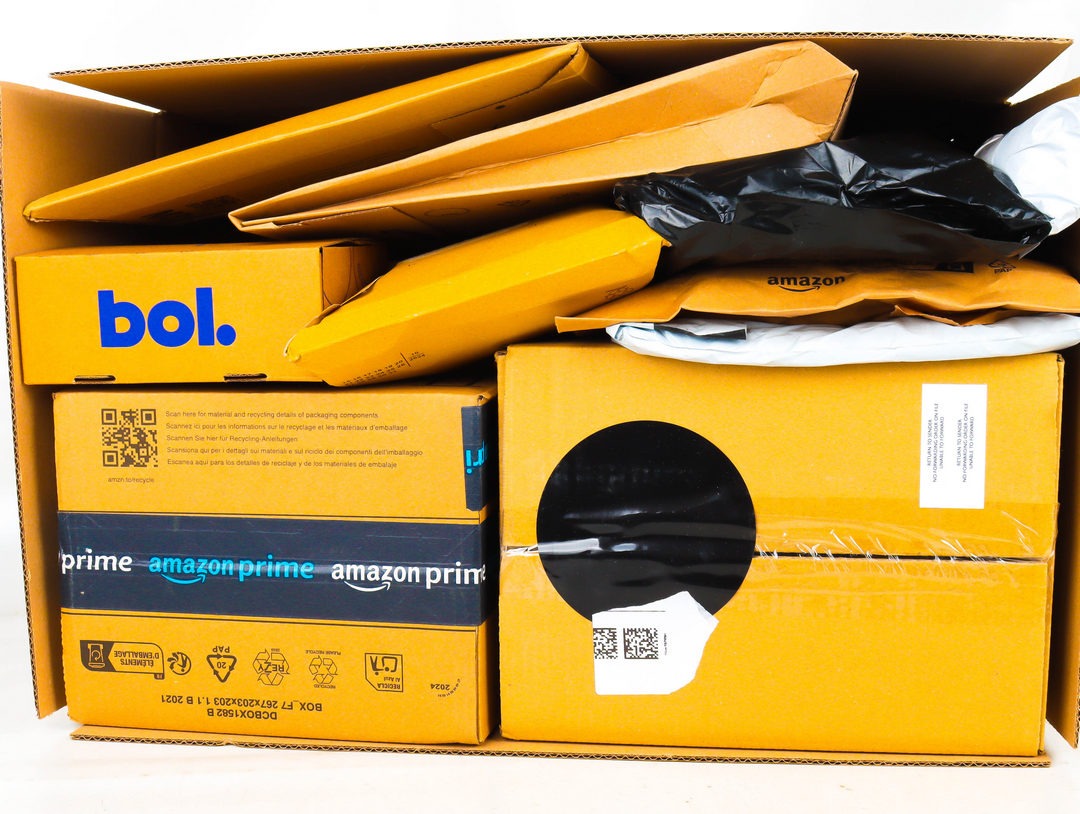 XL Doos met Ongeopende Postpakketten