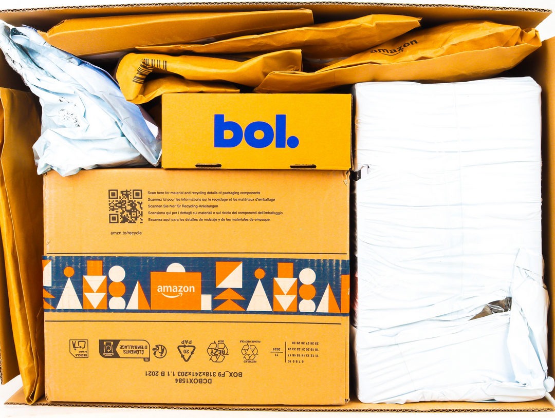 XL Doos met Ongeopende Postpakketten