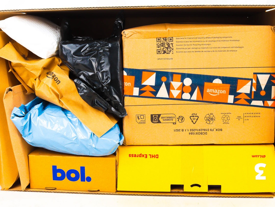 XL Doos met Ongeopende Postpakketten