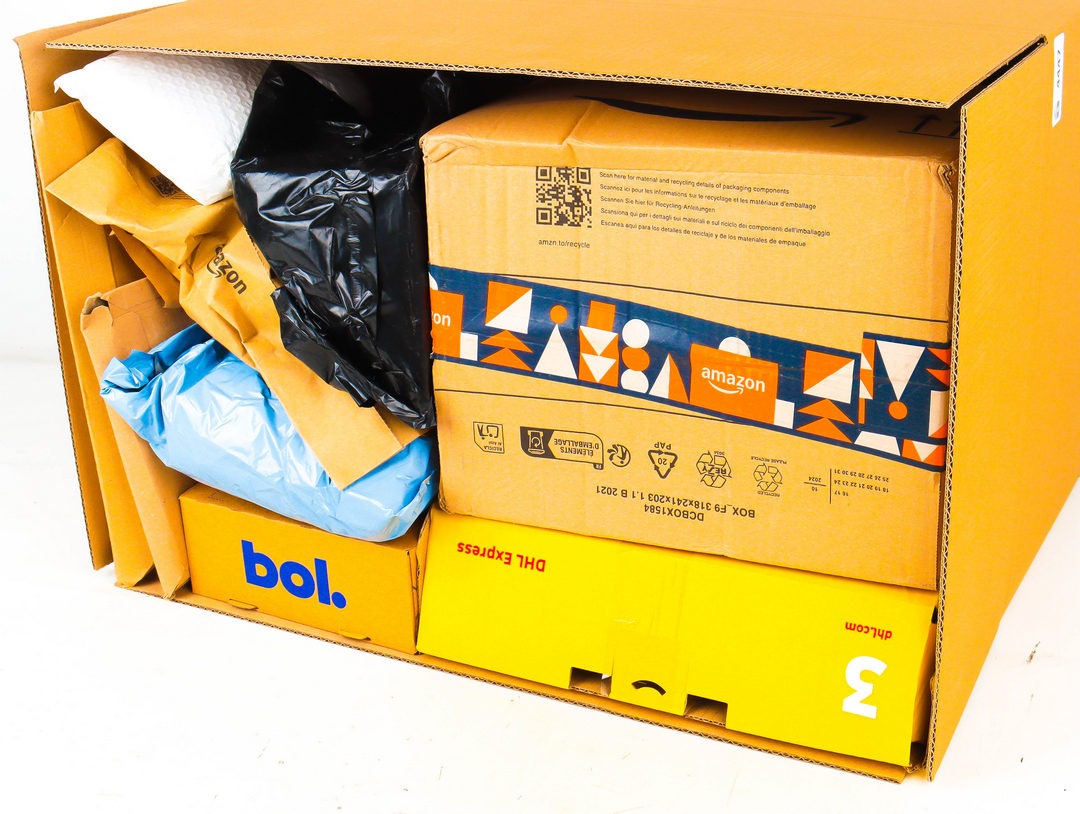 XL Doos met Ongeopende Postpakketten