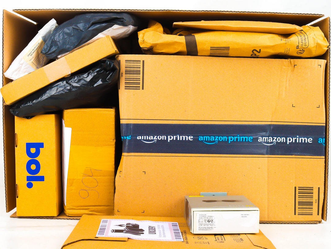 XL Doos met Ongeopende Postpakketten