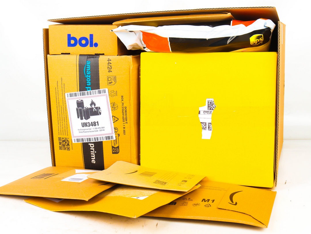 XL Doos met Ongeopende Postpakketten