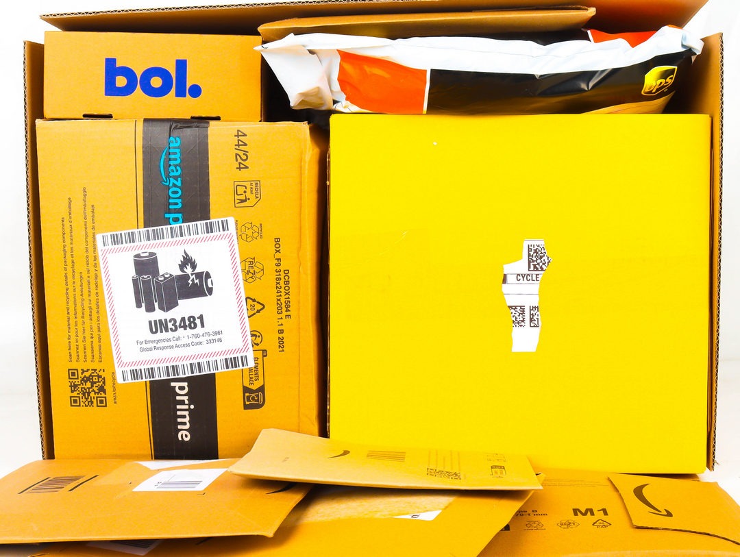 XL Doos met Ongeopende Postpakketten