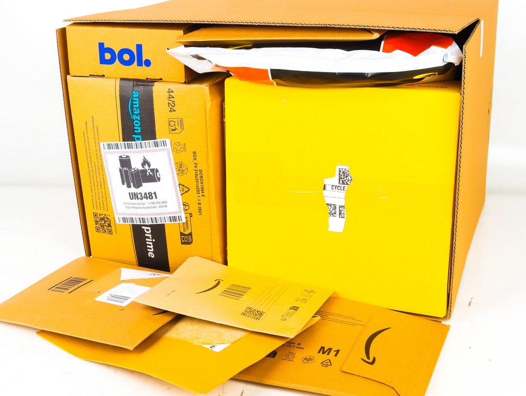 XL Doos met Ongeopende Postpakketten