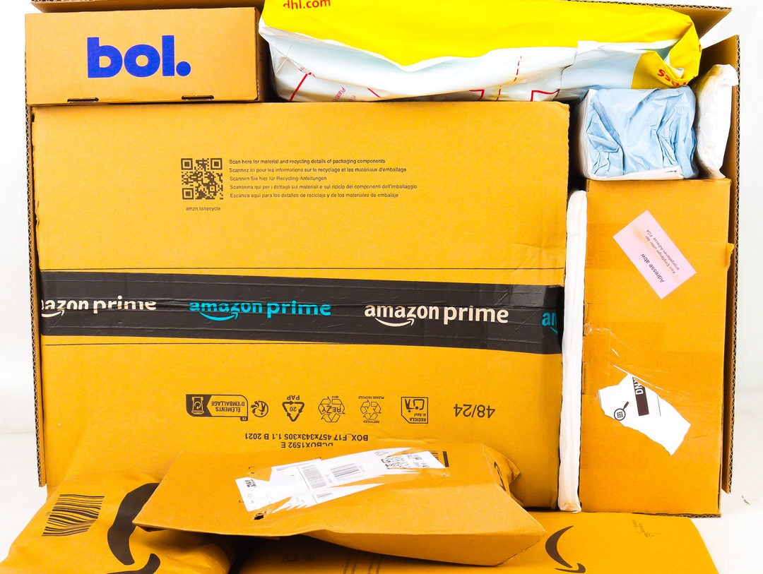 XL Doos met Ongeopende Postpakketten